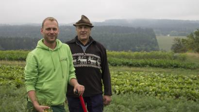 Bild: Susanne Stoiber
Zu den Lieferanten, die für den Bodentag die Verpflegung liefern, gehören auch IG-Gründungsmitglied Michael Simml senior und sein Sohn Michael junior. Aus ihrem Boden kommen Karotten und Gemüse der Saison. Beide setzen sich für eine nachhaltige, naturverträgliche und überdauernde Landwirtschaft ein.