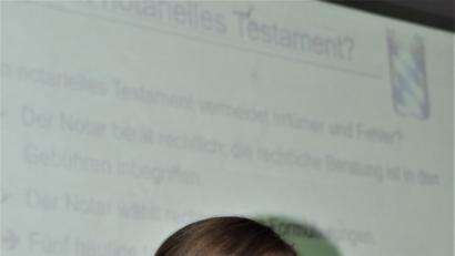 Bild: rgr
Notarin Eva-Maria Bernauer spricht beim Katholischen Frauenbund über "Erben und vererben".