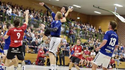 Bild: Hubert Ziegler
Es gibt wohl kaum ein Spiel, das Fans, Spieler und Verantwortliche beider Vereine mehr in den Bann zieht. Und auch die Kassenwarte reiben sich die Hände, wenn der HC Sulzbach und die SG Auerbach-Pegnitz aufeinandertreffen. In der vergangenen Saison der Handball-Landesliga gewann jeweils die Heimmannschaft, Sulzbach (im Bild in den roten Trikots) mit 28:24, Auerbach mit 31:29.