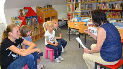 Bild: gi
Zur letzten Vorlesestunde im Kinder-Spaß-Programm hatte die Bücherei eingeladen. Besonders die Jüngsten lauschten mit Ohren, Augen und Mund.