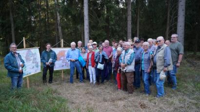 Bild: fppö
Zu Beginn der etwas anderen Exkursion zum Thema Forsteinrichtung erläutern Förster Rainer Möller und Sektionsleiter Sebastian Klinger den Teilnehmern der Koronaren Herzsportgruppe Marktredwitz anhand von Karten den Sinn und Zweck der Forsteinrichtung.
