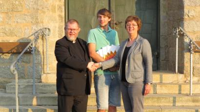 Bild: exb
Pfarrer Robert Ploß mit Jonas Sticht und Christine Weidmann (von links).