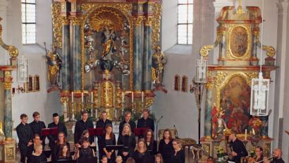 Bild: sön
Von Piano, Gitarre, Blechbläsern und Orgel begleitet bietet der Jugendchor Lord’s Day um Cornelia Fischer ein kirchenmusikalisches Erlebnis