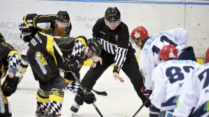 Bild: brü
Das Eröffnungs-Bully zur Saisonvorbereitung für den ERSC Amberg (dunkle Trikots) erfolgt am Freitag in Passau, zwei Tage später wird dann das erste Mal auf heimischem Eis getestet. Zu Gast ist der ERV Schweinfurt.