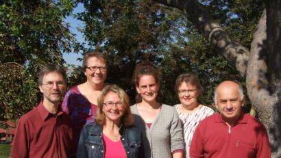 Bild: sei
Pfarrer Andreas Ruhs (links) dankt Jutta Lippik, Doris Borchardt, Elke Wiesner und Gisela Prösl, dass sie den Mesnerdienst übernehmen. Otto Janner ist absofort Hausmeisterdienst (von links).