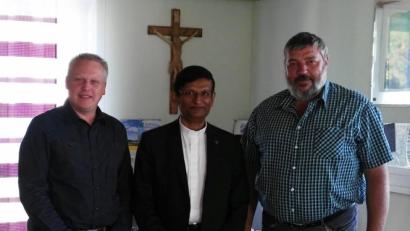 Bild: lep
Bei einem Besuch im Rathaus knüpft der neue Pfarrer Dr. Augustin Lobo (Mitte) erste Kontakte. Bürgermeister Jürgen Kürzinger (links) und sein Stellvertreter Josef Schreglmann (rechts) wünschen ihm alles Gute für seine neuen Aufgaben in Kirchenthumbach.