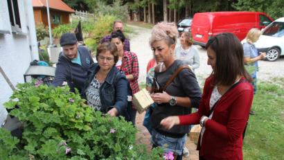 Bild: frd
Da schauten ein paar Kursbesucher recht ungläubig: Auch Blätter von Geranien können gegessen werden.