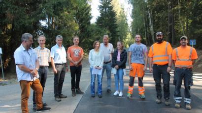 Bild: pi
Bürgermeister Johann Maurer (links) sprach allen Beteiligten, darunter Jan Hoffmann vom Amt für Ländliche Entwicklung (Vierter von links) für die Förderung, seinen Dank aus. Die vorzügliche Zusammenarbeit unterstrichen auch Firmeninhaber Edmund Holfelder (Zweiter von links) sowie Alexandra Völkl und Anna-Lena Grötsch (Mitte, von links) von der Bamler Bauingenieur GmbH.