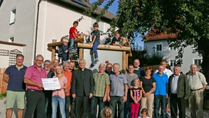 Bild: exb
Kleine Experte weihen den neuen Spielplatz in Ilsenbach ein.