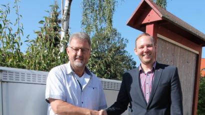 Bild: pi
Enrico Delfino von der Deutschen Telekom (rechts) informierte Bürgermeister Johann Maurer über die Möglichkeit, durch Vectoring höhere Bandbreiten zu nutzen.