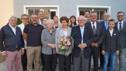Bild: du
Das Jubelpaar Barbara und Georg Bösl (Mitte) freut sich, das Fest der diamantenen Hochzeit mit Kindern, Enkeln, Schwiegertöchtern, Verwandten und den Gemeindevertretern rüstig und gesund zu feiern.