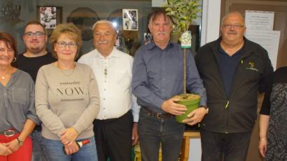 Bild: mmj
Georg Bayer erzielte beim Apfelbaumschießen das beste Ergebnis. Er nahm dieses Gewächs von Schießleiter Reinhold Wild (Zweiter von rechts) in Anwesenheit von Teilnehmern an diesem Wettbewerb in Empfang.
