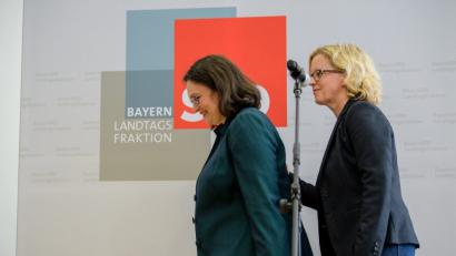Bild: Matthias Balk/dpa
Andrea Nahles, SPD-Parteivorsitzende (links), und Natascha Kohnen, SPD-Landesvorsitzende in Bayern, verlassen die Pressekonferenz im Maximilianeum in München.