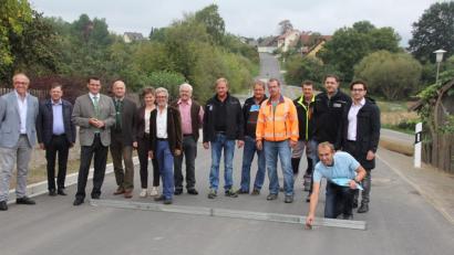 Bild: frd
Landrat Thomas Ebeling, die Bürgermeister Walter Schauer und Sonja Meier (ab Drittem von links), Kreisräte sowie Baubeteiligte und Firmenvertreter vergewisserten sich vom erfolgreichen Ausbau der Kreisstraße SAD 47.