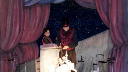 Bild: weu
Mit dem Stück „Varieté Olymp“ und dem Märchen „Aladin“ für die Kinder begeisterte das Hohenloher Figurentheater im Jahre 2015. Dieses Jahr gastiert die Theatergruppe mit dem Klassiker „Jedermann“.