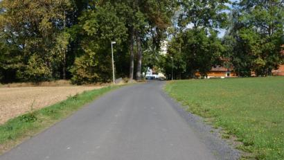 Bild: jr
Der Weg, der vom Großparkplatz zur Gesteinerstraße führt, wird künftig Josef-Siller-Weg heißen.