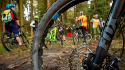 Bild: exb
Zu einem Erfahrungsaustausch und einer Mountainbike-Tour rund um den Ochsenkopf trafen sich in Fleckl Sportler und Förster der Bayerischen Staatsforsten aus Anlass der „Deutschen Waldtage“.