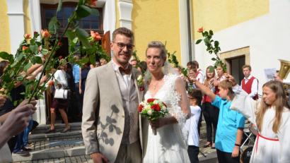Bild: dob
Vor dem Kirchenportal wurde das Brautpaar Katharina Wolfrath und Sebastian Klaszka von zahlreichen Gratulanten in Empfang genommen.