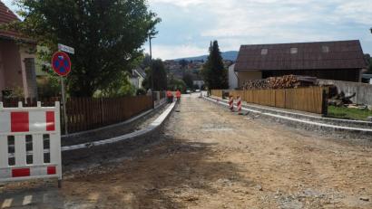 Bild: gz
In der Dr.-Ulrich-Straße sind die beiden Randstreifen für den befahrbaren Seitenstreifen bereits angelegt.