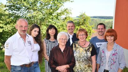 Bild: fjo
Schwiegertochter Claudia, Sohn Alfred und Tochter Maria (von rechts) sowie Sohn Robert (links) kümmern sich um Theresia Maier (Mitte). Bürgermeister Andreas Wutzlhofer (rechts dahinter) gratuliert.