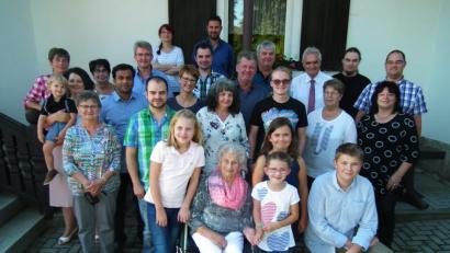 Bild: soj
"Elis" Pöllath feiert im Kreise ihrer Lieben 95. Geburtstag. Die Jubilarin kann sich vor Glückwünschen kaum retten..