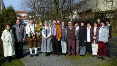 Bild: gz
Ein Bild aus besseren Tagen: Der damalige Bürgermeister Georg Hansl (Zweiter von links) und die Führungsriege des Fremdenverkehrsvereins ernennt Gründungsvorsitzenden Hans Bauer (Dritten von links) zum Ehrenvorsitzenden. Heute Abend stimmt die Organisation über ihre Auflösung ab.