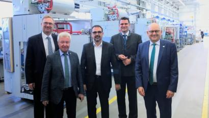 Bild: exb
MdL Klaus Holetschek (Mitte) besuchte das Unternehmen MMM in Begleitung von (von links) MdL Alexander Flierl, Unternehmer Michael Koller, Landrat Thomas Ebeling und Geschäftsführer Michael Geutler.