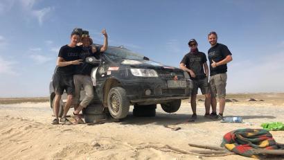Bild: exb
Fachmännisch aufgebockt ist anders: Beim Hyundai riss der Unterboden auf einer Sandpiste ab. Bei 40 Grad und ohne Schatten, während der Wüstensand ins Gesicht weht, haben die vier das Auto mit Lochband und Kabelbinder halbwegs repariert.