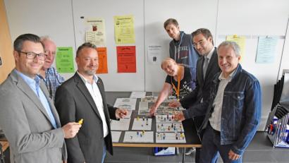 Bild: Beate-Josefine Luber
Wenn die Obdachlosen nicht zu den Politikern kommen, müssen die Politiker eben zu den Obdachlosen, denken sich Ursula Barrois (Mitte) und ihr Team. Klaus Bergmann und Stephan Oetzinger (von rechts), sowie Christoph Skutella (links) und Ali Daniel Zant (Dritter von links) schildern ihre Eindrücke.