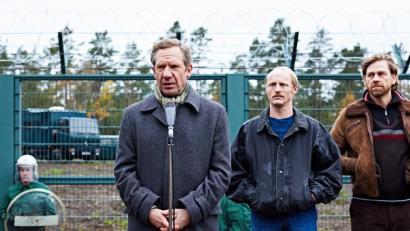Bild: Erik Mosoni/Alamode Film/dpa
Johannes Zeiler (links) als Hans Schuierer in "Wackersdorf".