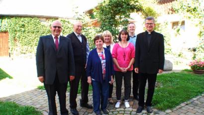 Bild: enz
Maria Schnurrer aus Eglasgrün (Dritte von links) feierte im Gasthof Eckstein ihren 80. Geburtstag. Zu den Gratulanten zählten auch Bürgermeister Klaus Meyer, Ehemann Ludwig, Brigitte Meyer und Petra Fröhlich (KLB) sowie Stefan Forster (Pfarrgemeinderatssprecher) und Pfarrer Jazek Mizak.