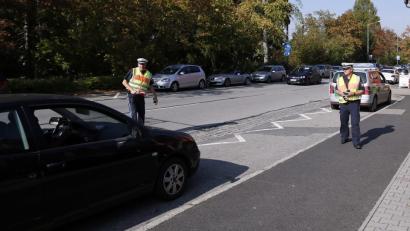 Bild: ch
Die Polizeibeamten Gerhard Richter (links) und Siegfried Deml kontrollierten auf der Wackersdorfer Straße und zogen wie hier auch „Gurtmuffel“ aus dem Verkehr.