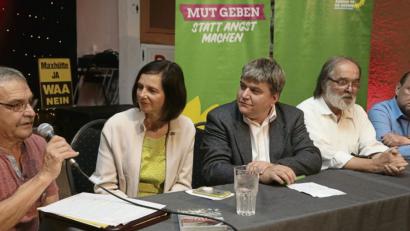 Bild: Wolfgang Steinbacher
Über die Erfahrungen aus dem WAA-Widerstand und über Formen von Zivilcourage sprechen (von links) Heinz-Ulrich Schmidt, Kathrin Göring Eckardt, Moderator MdB Stefan Schmidt, Helmut Wilhelm und Paul Groß.