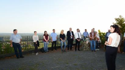 Bild: bey
Zum "Gipfeltreffen" auf den Basaltkegel kommen CSU-Ortsvorsitzende Bürgermeisterin Tanja Schiffmann (vorne, rechts), Bezirkstagskandidaten Andrea Lang und Lothar Höher sowie CSU-Landtagskandidat Stephan Oetzinger (von links).