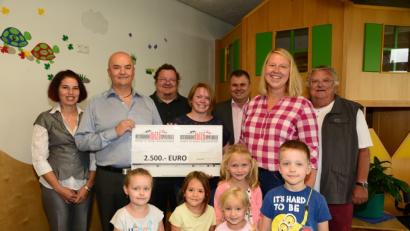 Bild: bey
Susanne und Alois Fischer (von links) übergeben Kathrin Götzl, Kinderhaus Heilig Geist (4. von links) und Petra Kunz-Wallerer, Kinderoase St. Emmeram (2. von rechts) einen Spende von 2.500 Euro. Darüber freuen sich Pfarrer Hubert Barteil (3. von links), Kirchenpfleger Bertwin Fleck (rechts) und Bürgermeister Karlheinz Budnik (3. von rechts).