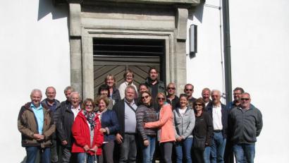 Bild: exb
Bürgermeister Günter Kopp (links) führt die Gäste aus der Partnergemeinde Purbach den Armesberg hinauf zur Wallfahrtskirche.