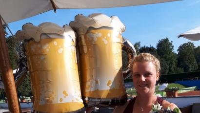 Bild: exb
Tennisspielerin Lena Widmann freut sich nach dem Finalsieg beim „Wilson-Wiesn-Cup“ des MTTC Iphitos München.