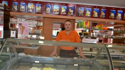 Bild: prbr
Pietro Barra, Besitzer des „Eiscafé Cortina“, hinter seiner Eistheke – sein Angebot wechselt wöchentlich.