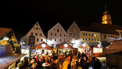 Bild: bmr
Der Weihnachtsmarkt mit seiner kleinen Budenstadt rund um den Löwenbrunnen am Luitpoldplatz wird dieses Jahr seine 25. Auflage verpassen.