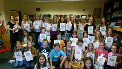 Bild: rn
Fleißige Leser versammeln sich in der Stadtbibliothek: Die Teilnehmer am Sommerferienleseclub strahlen angesichts von Erinnerungsurkunden und Preisen. Und das Team um Diplom-Bibliothekarin Petra Danzer (hinten, Vierte von rechts) freut sich über einen Zuwachs bei Teilnehmerzahl und gelesenen Büchern.