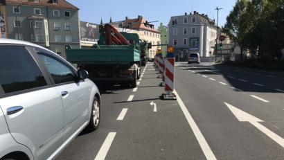 Bild: Porsche
Verdammt eng wird es für Radfahrer als Linksabbieger in der Christian-Seltmann-Straße, besonders wenn - wie hier - Lastwagen die benachbarte Spur befahren.