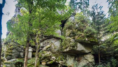 Bild: sds
Bei einer Tour im Waldnaabtal entdeckt der Wanderer nicht nur die Überreste der Burg Schwarzenschwal. Imposant ist auch der Burgstall Altneuhaus (Bild), eine abgegangene Spornburg auf einem Felsplateau.