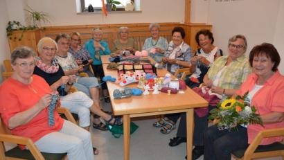 Bild: jr
In fröhlicher Runde wird zweimal im Monat gestrickt und gehäkelt: Elf Frauen des Katholischen Frauenbundes Mitterteich bilden derzeit die vereinseigene Bastel- und Handarbeitsgruppe, die vor 30 Jahren von Ursula Thoma (Fünfte von rechts) gegründet wurde. Als Leiterin ist seitdem ihre Tochter Rita Thoma (rechts) aktiv. Frauenbund-Vorsitzende Stilla Schuller (Dritte von rechts) dankte mit einem Blumenstrauß für das Engagement.