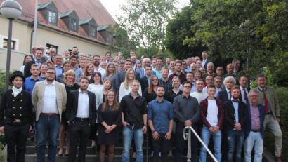 Bild: kro
Die geehrten neuen Handwerksmeister, Techniker, Fach- und Betriebswirte.mit den Ehrengästen.