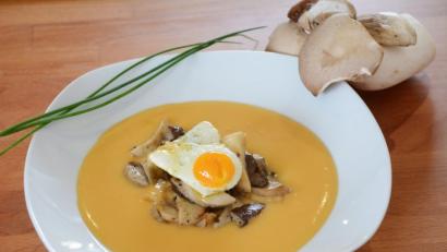 Bild: Gabi Schönberger
Die Kartoffelsuppe wird fein püriert und gekrönt von gebratenen Pilzen und einem Spiegelei.