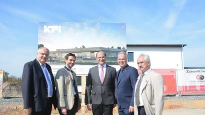 Bild: Gabi Schönberger
Große Freude vor dem ersten Spatenstich für das neue Kupferflechtwerk KF-Insinger im Gewerbegebiet „Obere Tratt“: (von links) Bezirkstagsvizepräsident Lothar Höher, Stephan Oetzinger als Vertreter des Landrats, Finanzminister Albert Füracker, Unternehmer Andreas Insinger und Bürgermeister Karl-Heinz Preißer. Im Hintergrund ein Entwurf von der künftigen Fabrik.