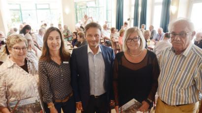 Bild: Gabi Schönberger
Neuburger Senioren zu Gast in Weiden. Federführend dabei (von links) die Neuburger Organisatorin Luise Hellweg, Seltmann-Haus-Chefin Susanne Meichner, Bürgermeister Jens Meyer, die Neuburger Seniorenbeiratsvorsitzende Renate Wicher und Seniorenbeauftragter Alfons Heidingsfelder.