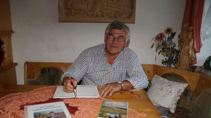 Bild: mmj
In seinem Terminkalender notiert Andreas Ebnet die Auftritte als Moderator und Mundartinterpret bei Veranstaltungen. Am Sonntag, 30. September, stellt er im CeBB sein neues Buch vor.