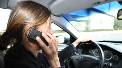 Bild: Karl-Josef Hildenbrand/dpa
Die Benutzung des Handy am Lenkrad birgt viele Gefahren und kann nach einer Kontrolle sehr teuer werden.