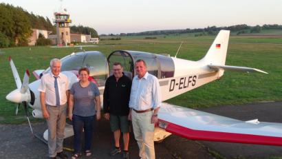 Bild: Dobmeier
Segelfluglehrer Peter Werner (von rechts) vom Aero-Club Weiden klärt Herbert Tischler, Andrea Glaubitz und Reinhard Meier über den Segelsport auf.